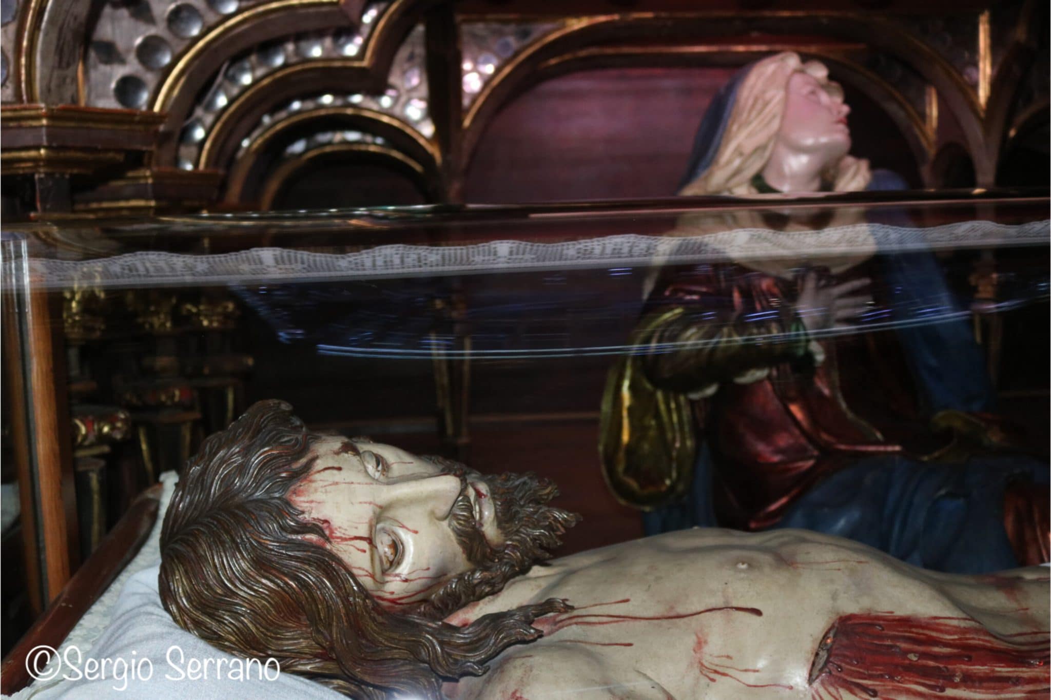Semana Santa en Valladolid - Procesión cofradía del descendimiento y santo Cristo de la buena muerte