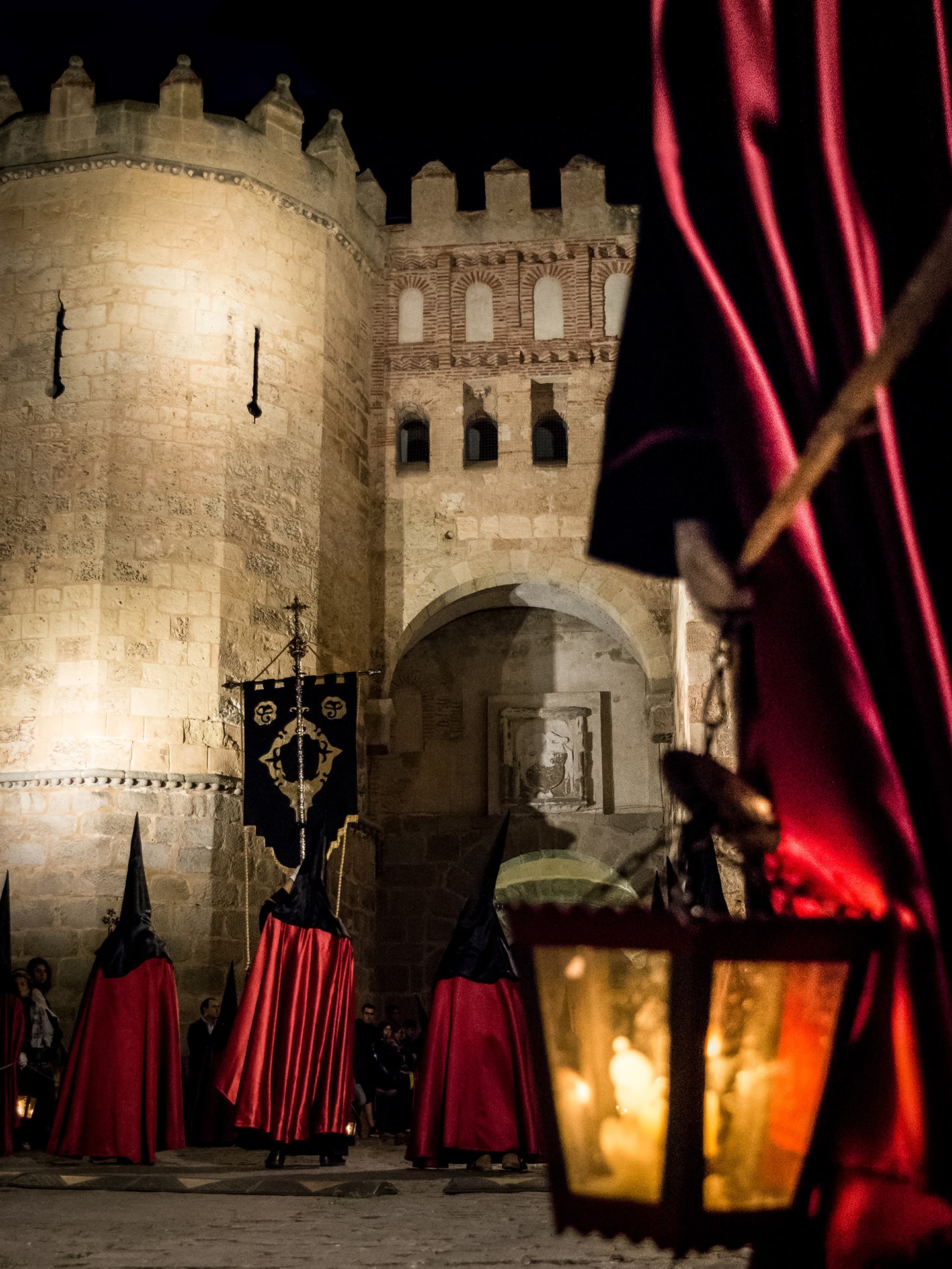 nazarenos de ADEMAR, arco del socorro, jueves santo, Segovia (Manu Rodrigo)